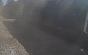 AUTOBUZ, lovit în plin de tren